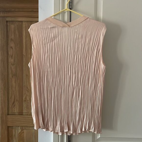 🎀 Vince. Crushed sleeveless double v neck blouse in French rose new - Picture 9 of 13
